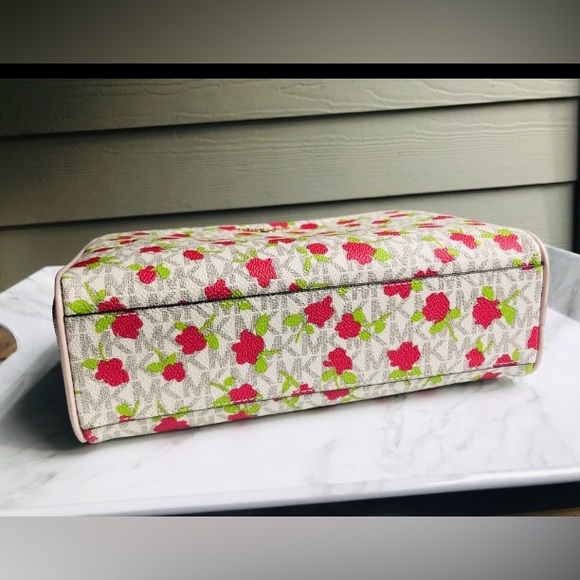 Michael kors toiletry bag. - Picture 5 of 12